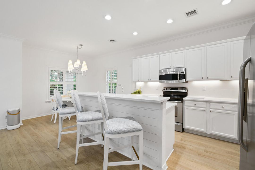 出租: $6,750 (4 贝兹, 2 浴室, 2334 平方英尺)