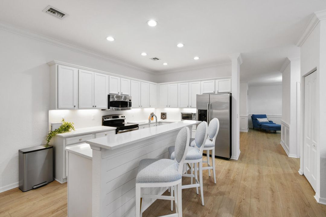 出租: $6,750 (4 贝兹, 2 浴室, 2334 平方英尺)