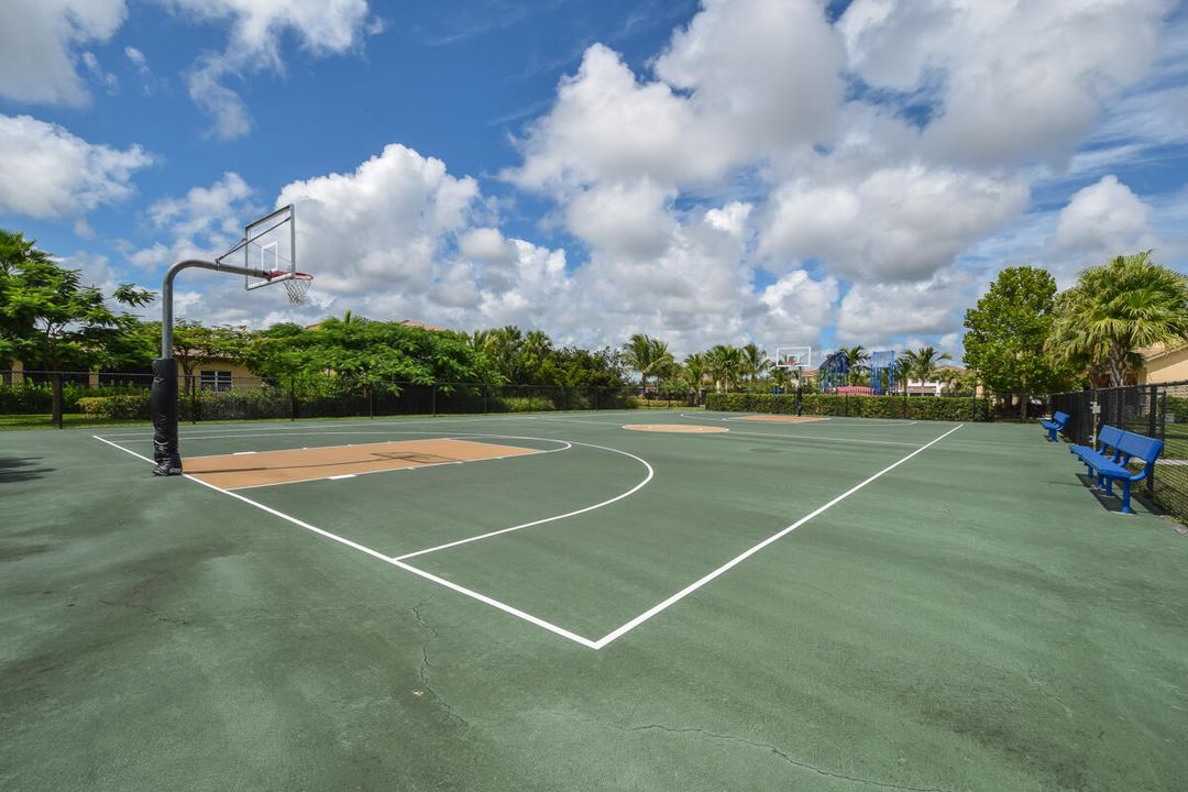 出租: $6,750 (4 贝兹, 2 浴室, 2334 平方英尺)