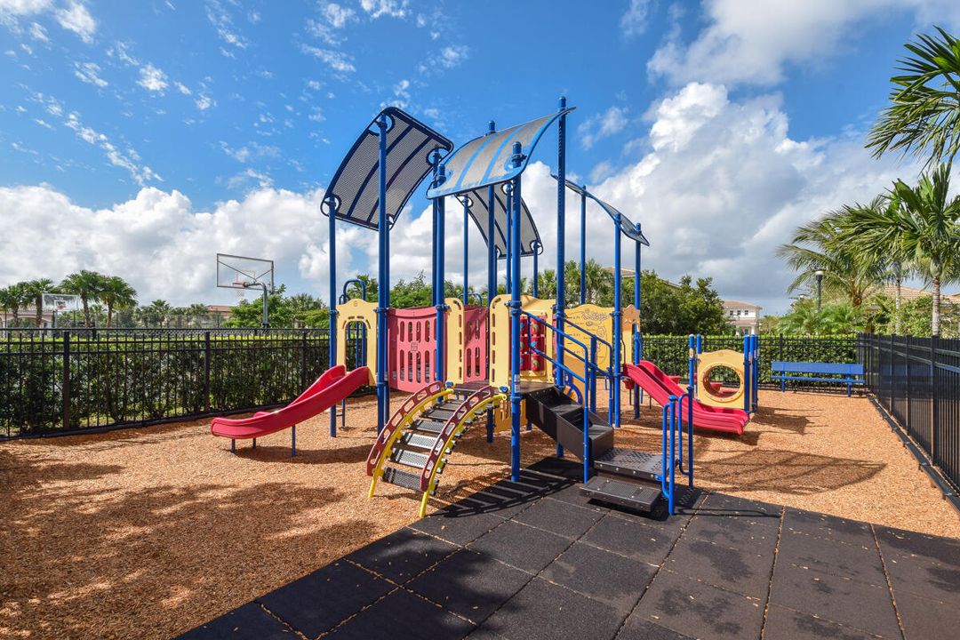 出租: $6,750 (4 贝兹, 2 浴室, 2334 平方英尺)