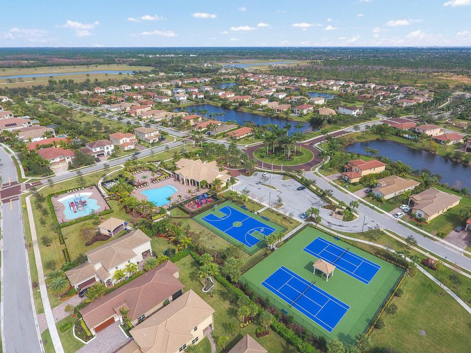 出租: $6,750 (4 贝兹, 2 浴室, 2334 平方英尺)