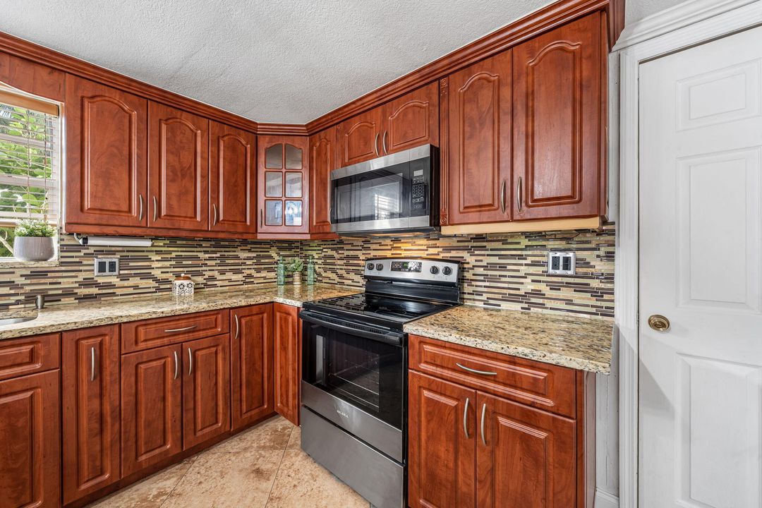 For Sale: $499,999 (3 beds, 2 baths, 1356 Square Feet)