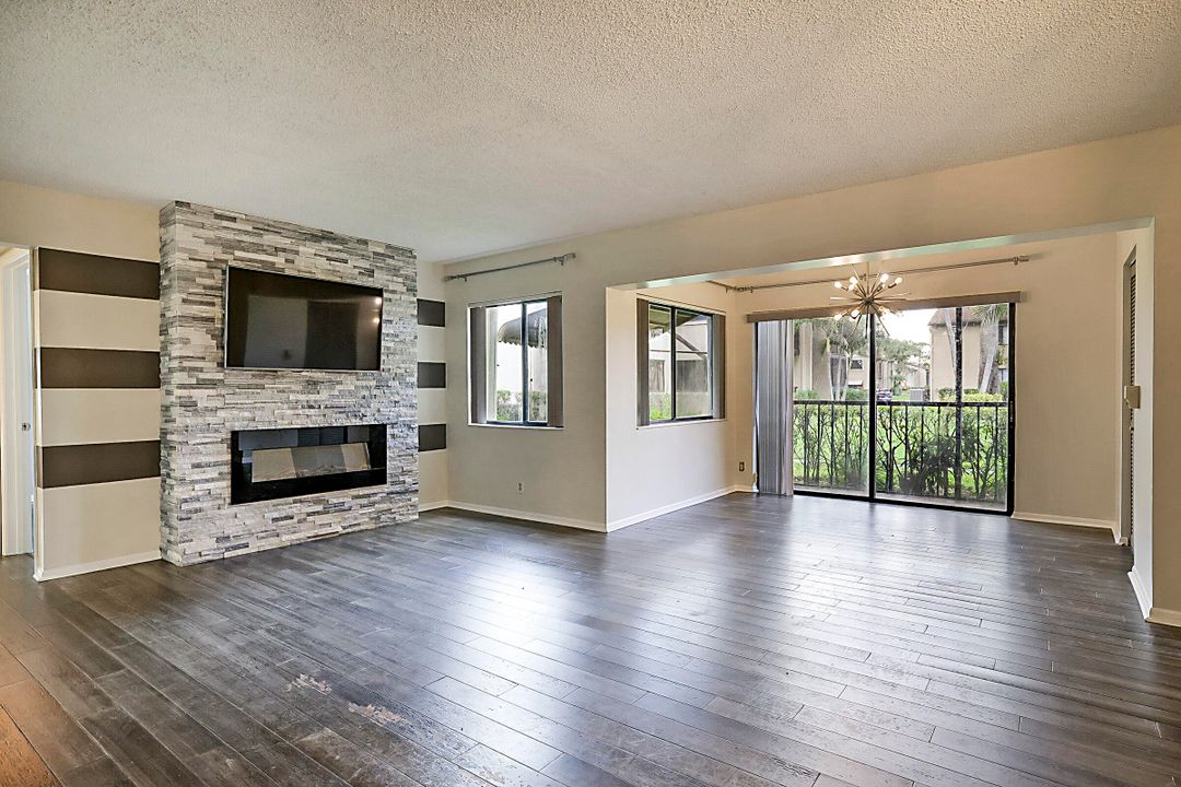 For Sale: $220,000 (2 beds, 2 baths, 1115 Square Feet)