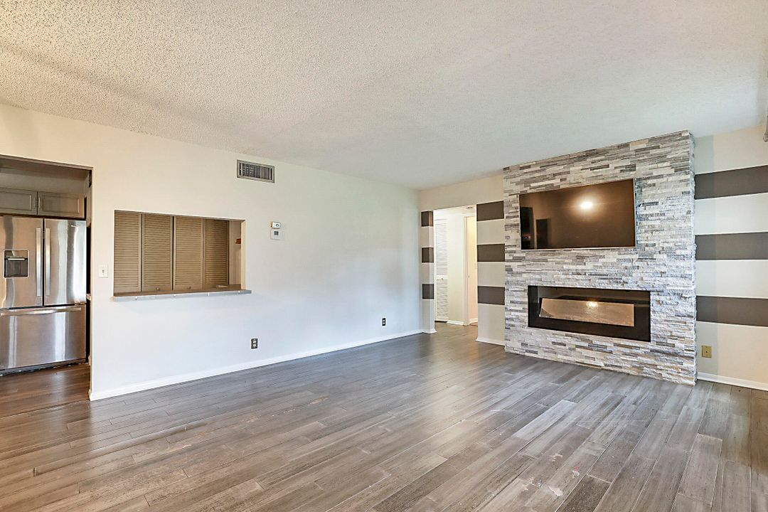 For Sale: $220,000 (2 beds, 2 baths, 1115 Square Feet)