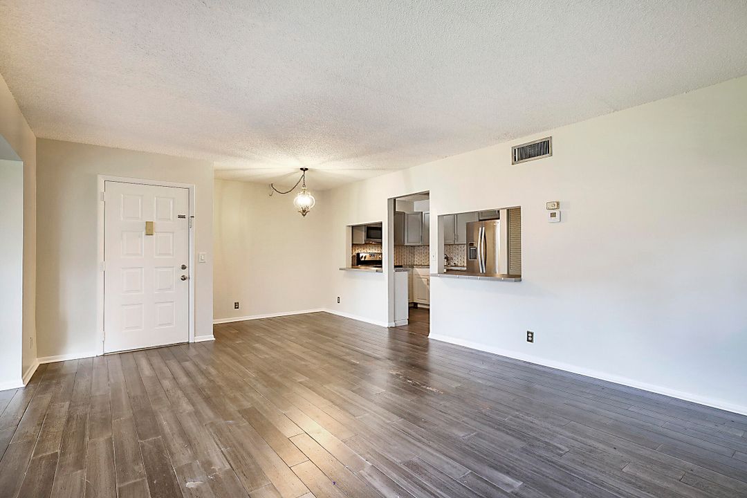 For Sale: $220,000 (2 beds, 2 baths, 1115 Square Feet)