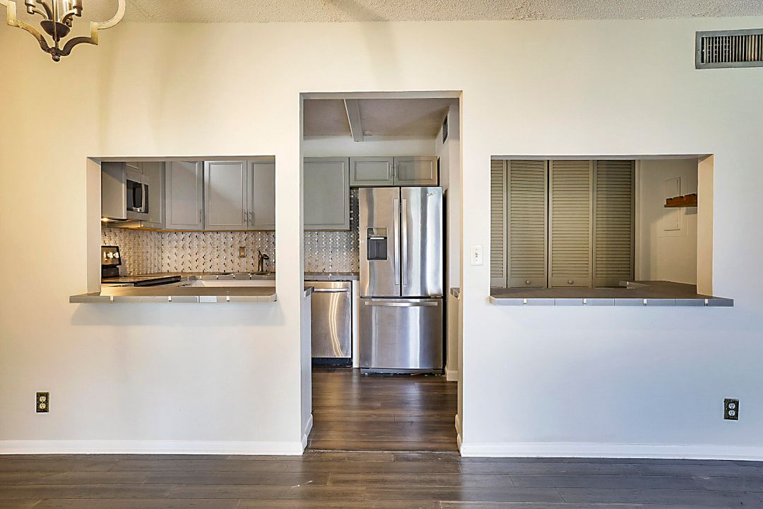 For Sale: $220,000 (2 beds, 2 baths, 1115 Square Feet)