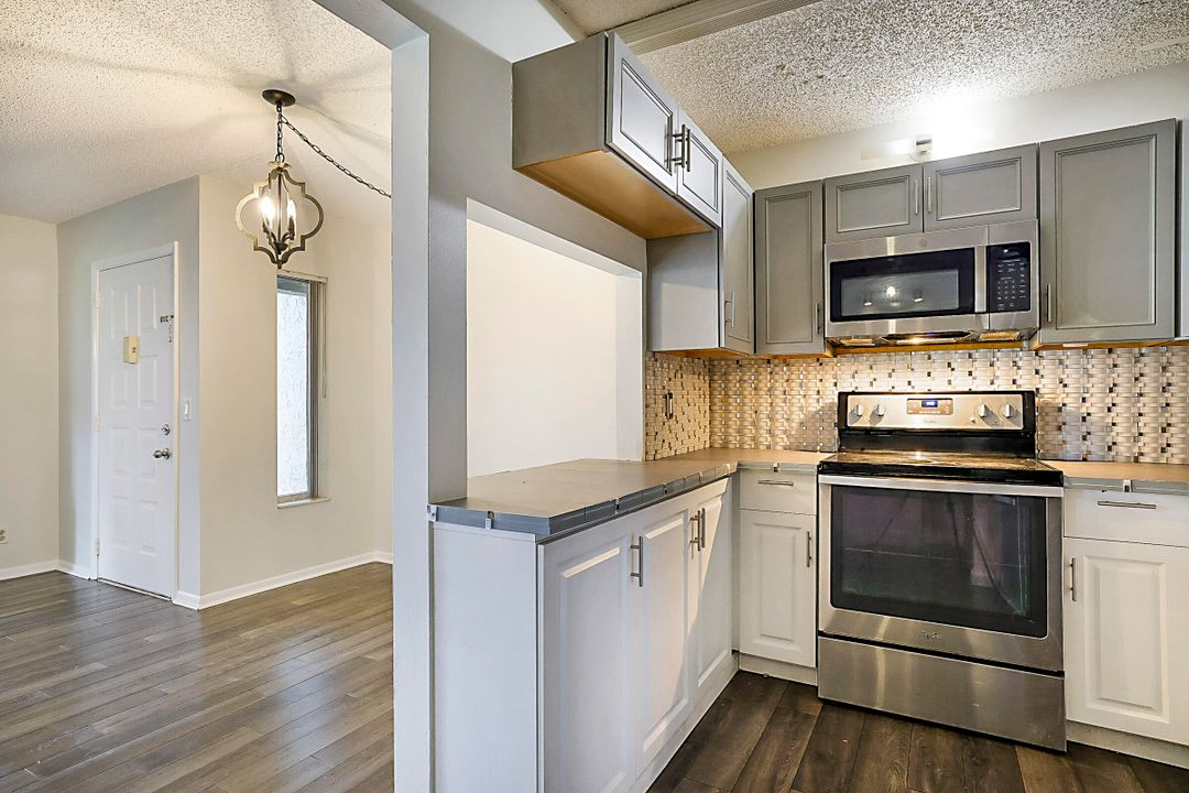 For Sale: $220,000 (2 beds, 2 baths, 1115 Square Feet)