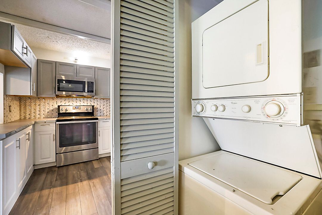 For Sale: $220,000 (2 beds, 2 baths, 1115 Square Feet)