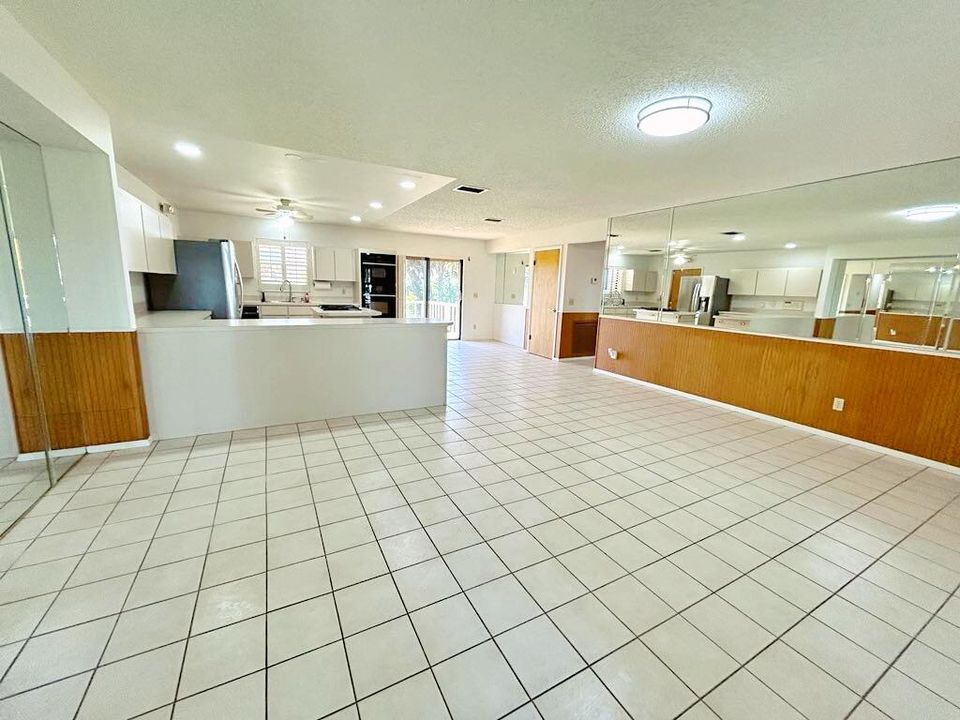 For Sale: $385,000 (2 beds, 2 baths, 2105 Square Feet)