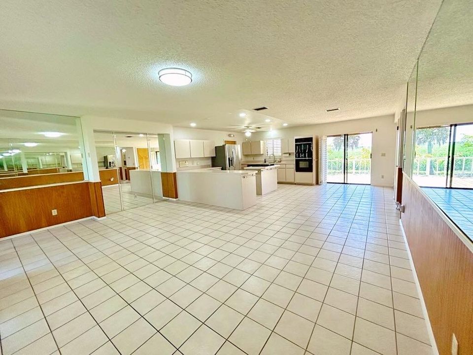 For Sale: $385,000 (2 beds, 2 baths, 2105 Square Feet)