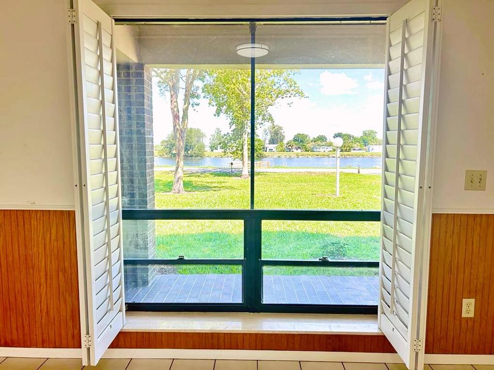 For Sale: $385,000 (2 beds, 2 baths, 2105 Square Feet)