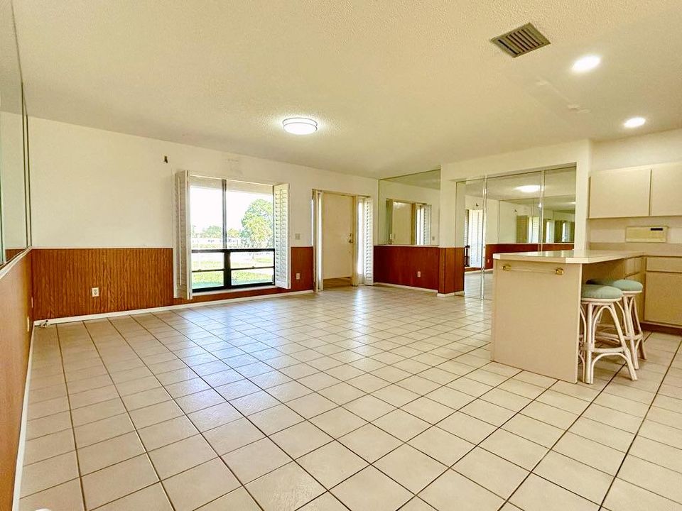 For Sale: $385,000 (2 beds, 2 baths, 2105 Square Feet)