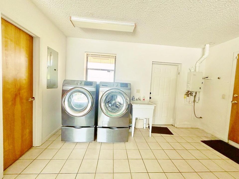 For Sale: $385,000 (2 beds, 2 baths, 2105 Square Feet)