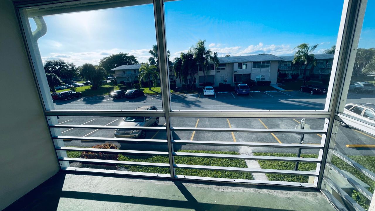 For Rent: $1,400 (2 beds, 1 baths, 798 Square Feet)