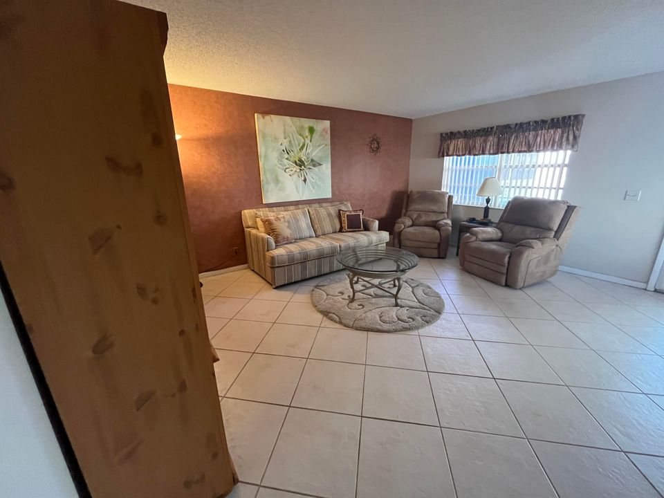 待售: $94,900 (2 贝兹, 2 浴室, 907 平方英尺)