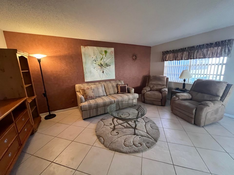 待售: $94,900 (2 贝兹, 2 浴室, 907 平方英尺)