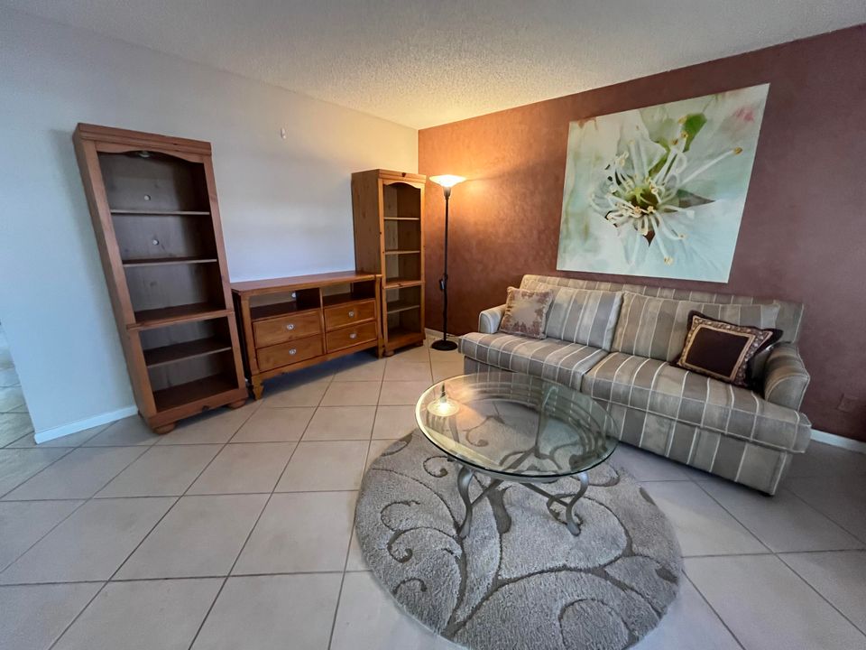 待售: $94,900 (2 贝兹, 2 浴室, 907 平方英尺)