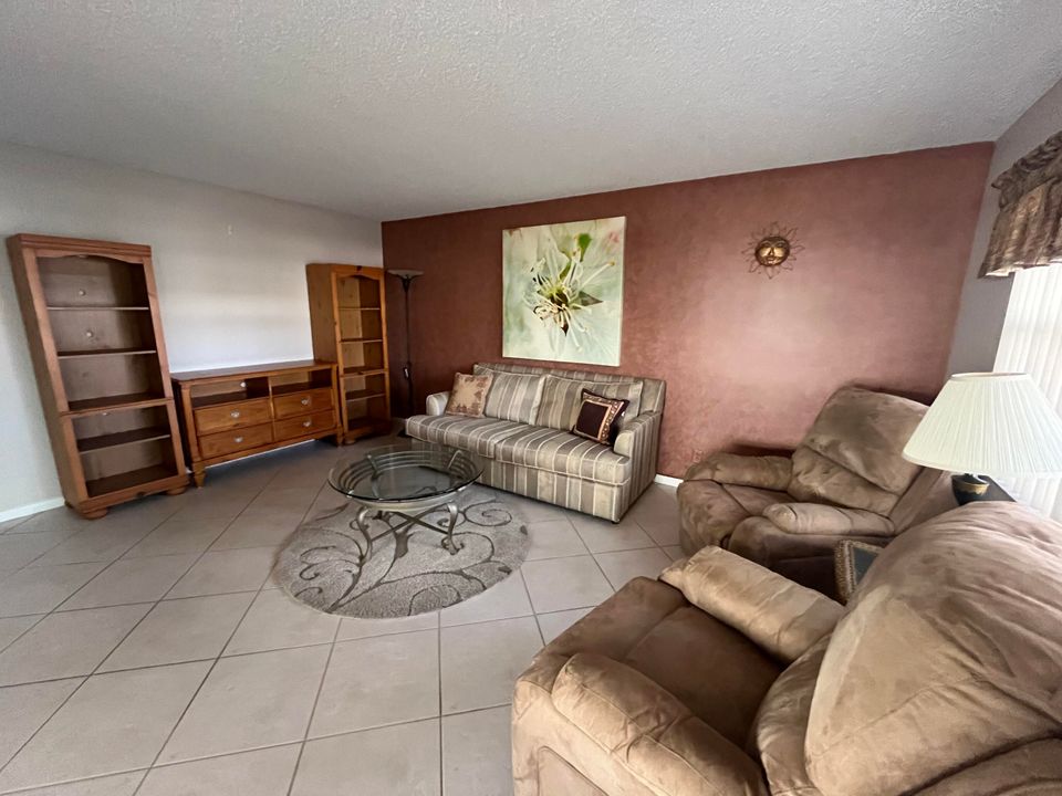 待售: $94,900 (2 贝兹, 2 浴室, 907 平方英尺)