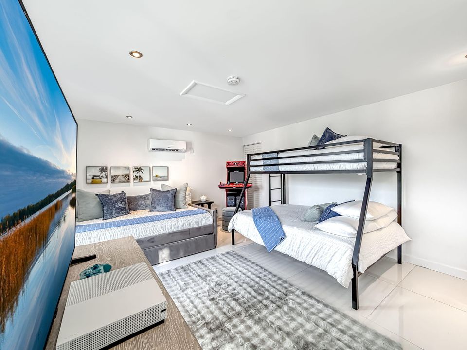 出租: $12,000 (3 贝兹, 2 浴室, 1634 平方英尺)