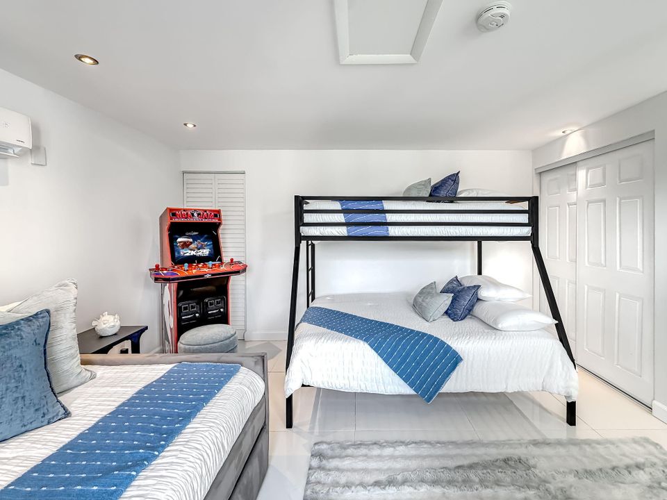 出租: $12,000 (3 贝兹, 2 浴室, 1634 平方英尺)