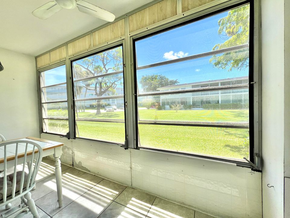 For Rent: $1,700 (1 beds, 1 baths, 700 Square Feet)