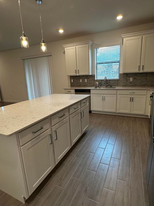 В аренду: $4,500 (4 спален, 2 ванн, 3065 Квадратных фут)