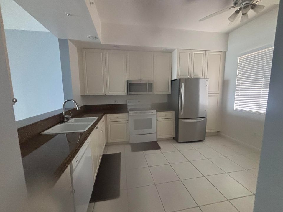 For Rent: $2,600 (2 beds, 2 baths, 1989 Square Feet)