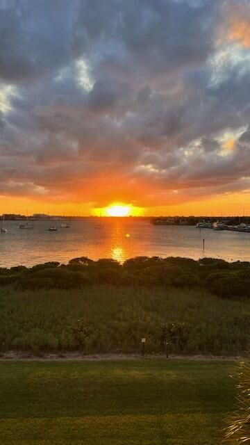 For Rent: $2,600 (2 beds, 2 baths, 1989 Square Feet)