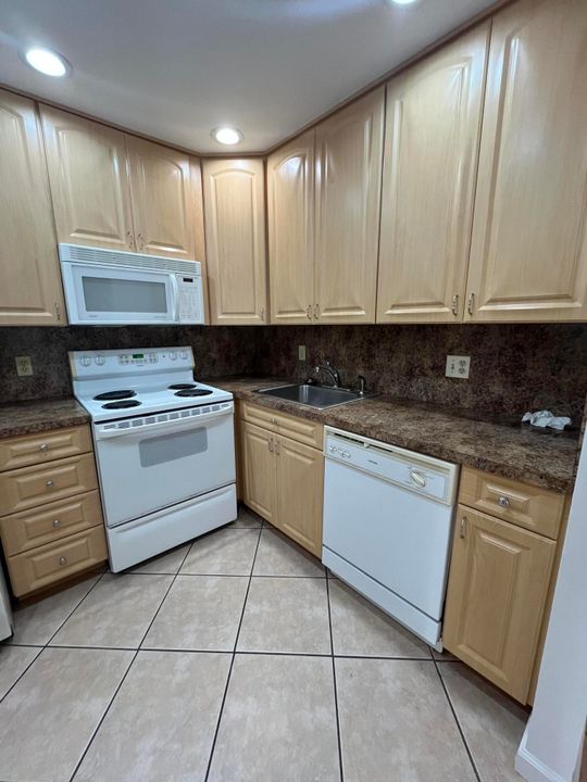 На продажу: $67,500 (1 спален, 1 ванн, 726 Квадратных фут)