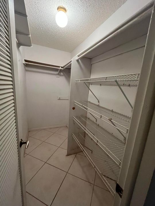 待售: $94,900 (2 贝兹, 2 浴室, 907 平方英尺)