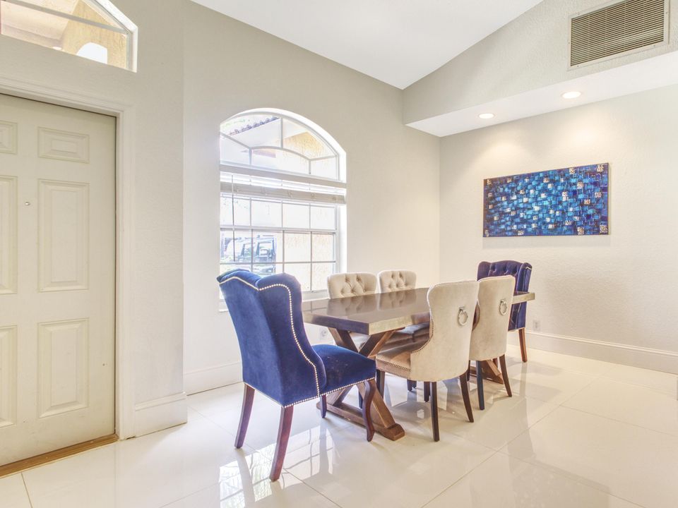 En Venta: $789,000 (3 camas, 2 baños, 2083 Pies cuadrados)