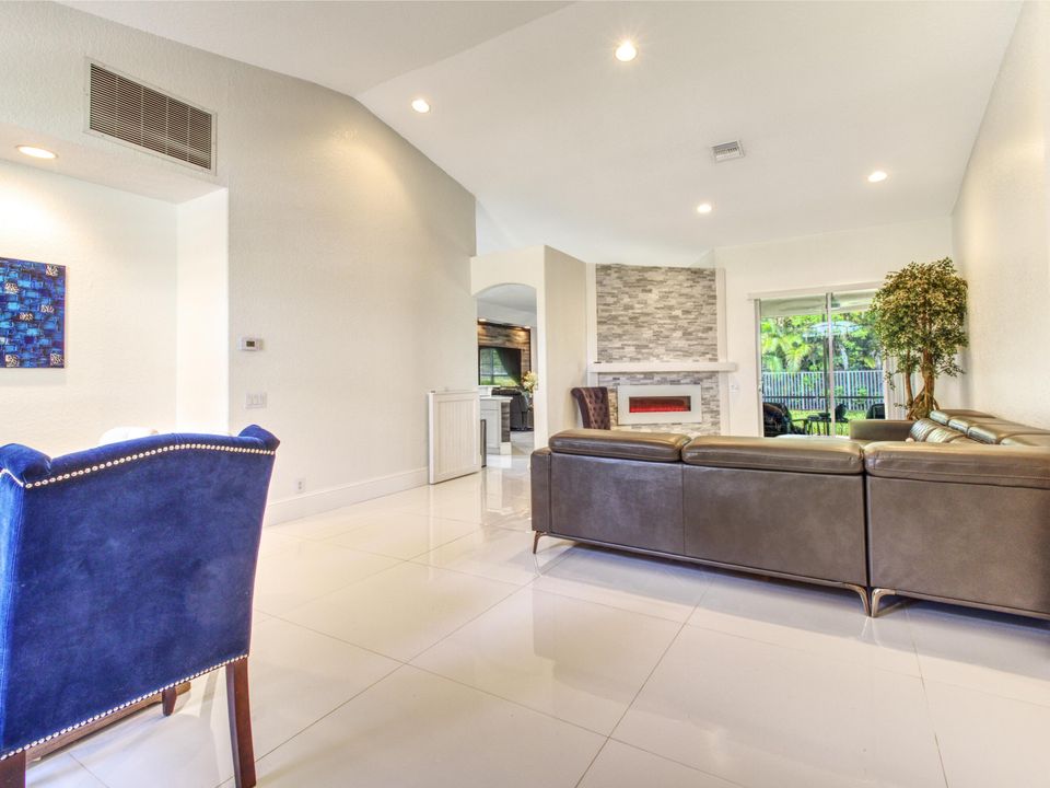 En Venta: $789,000 (3 camas, 2 baños, 2083 Pies cuadrados)