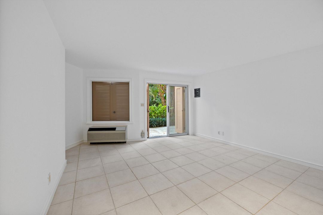 待售: $3,350,000 (2 贝兹, 2 浴室, 2330 平方英尺)