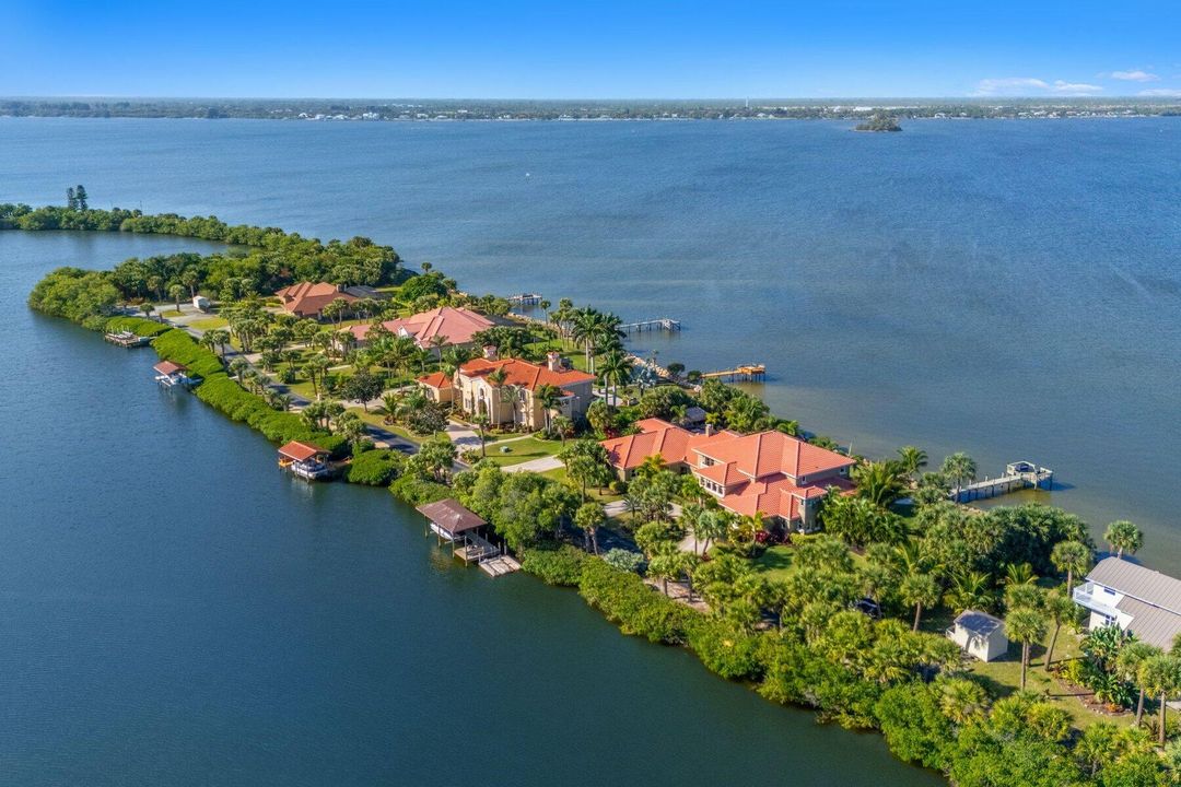 For Sale: $3,850,000 (4 beds, 4 baths, 5126 Square Feet)