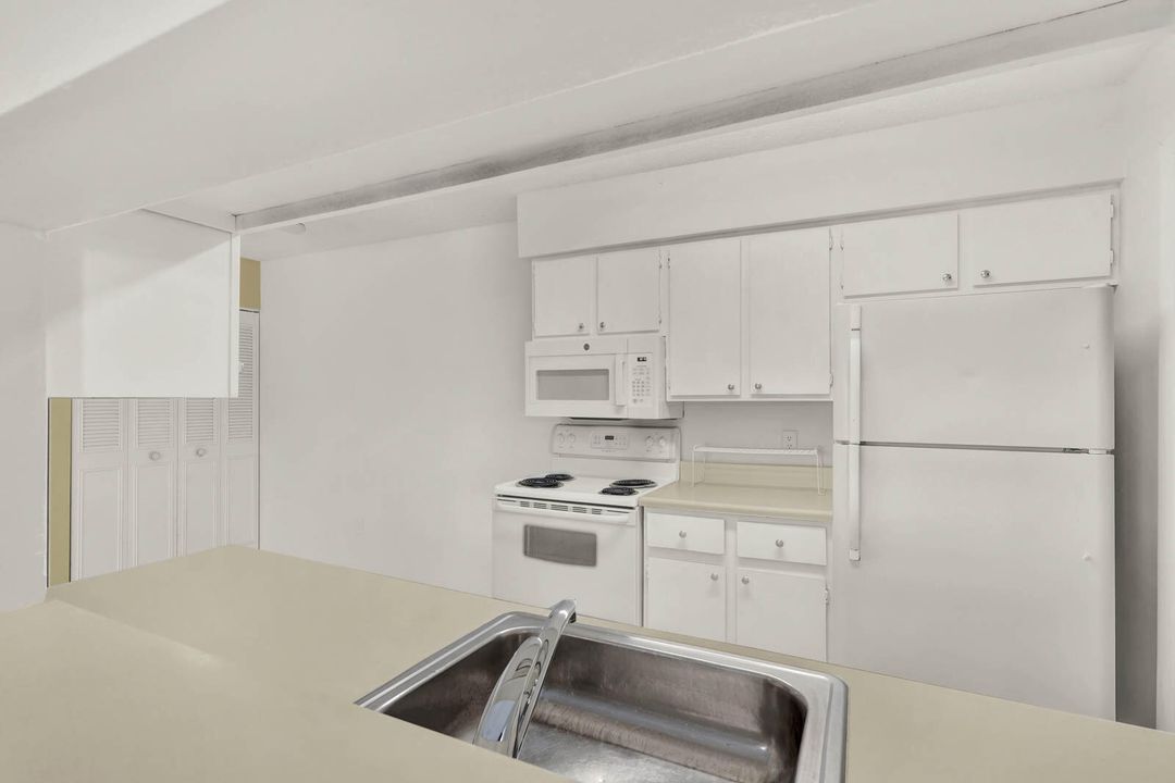 待售: $225,000 (2 贝兹, 2 浴室, 1037 平方英尺)