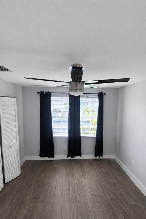 В аренду: $3,600 (4 спален, 2 ванн, 1810 Квадратных фут)