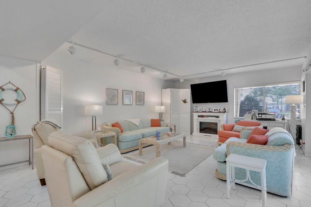 For Rent: $2,950 (3 beds, 2 baths, 1492 Square Feet)