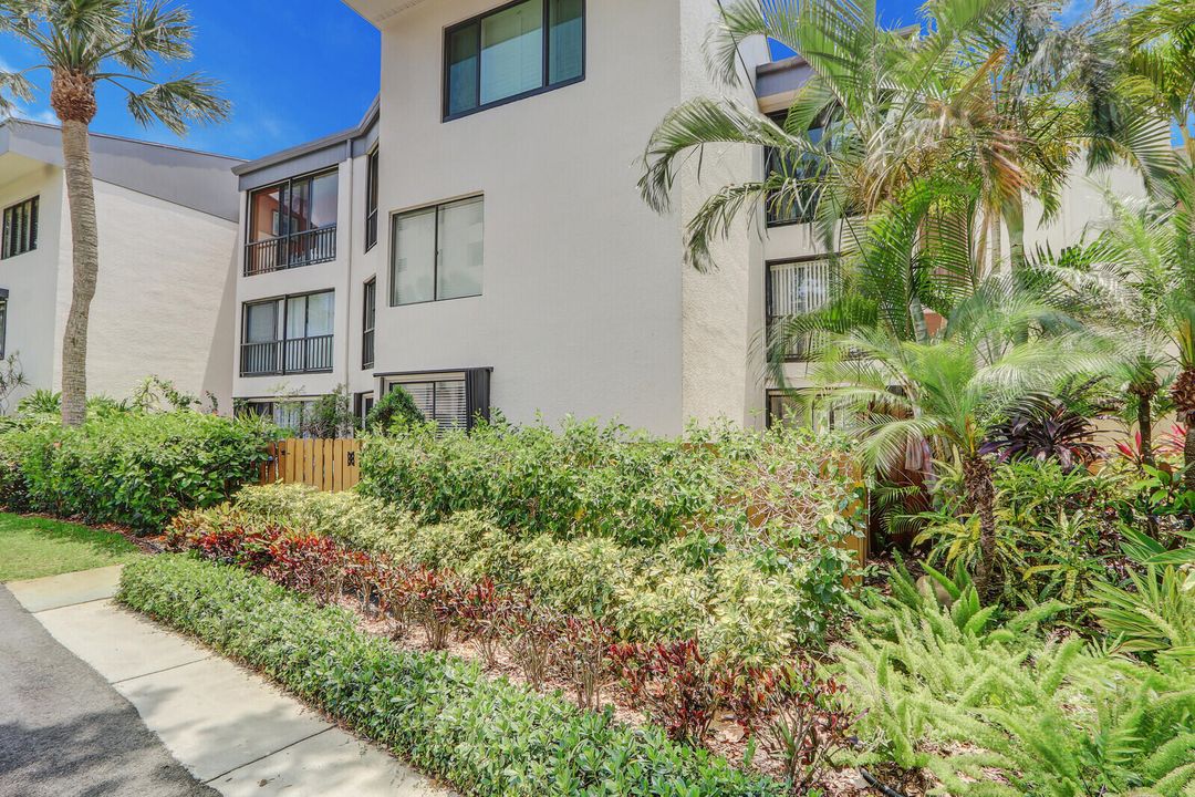 For Rent: $2,950 (3 beds, 2 baths, 1492 Square Feet)