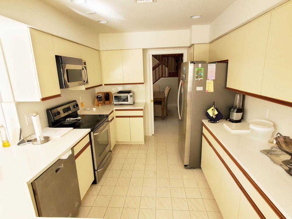 出租: $5,700 (3 贝兹, 3 浴室, 2562 平方英尺)