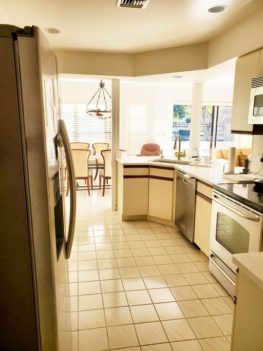 出租: $5,700 (3 贝兹, 3 浴室, 2562 平方英尺)