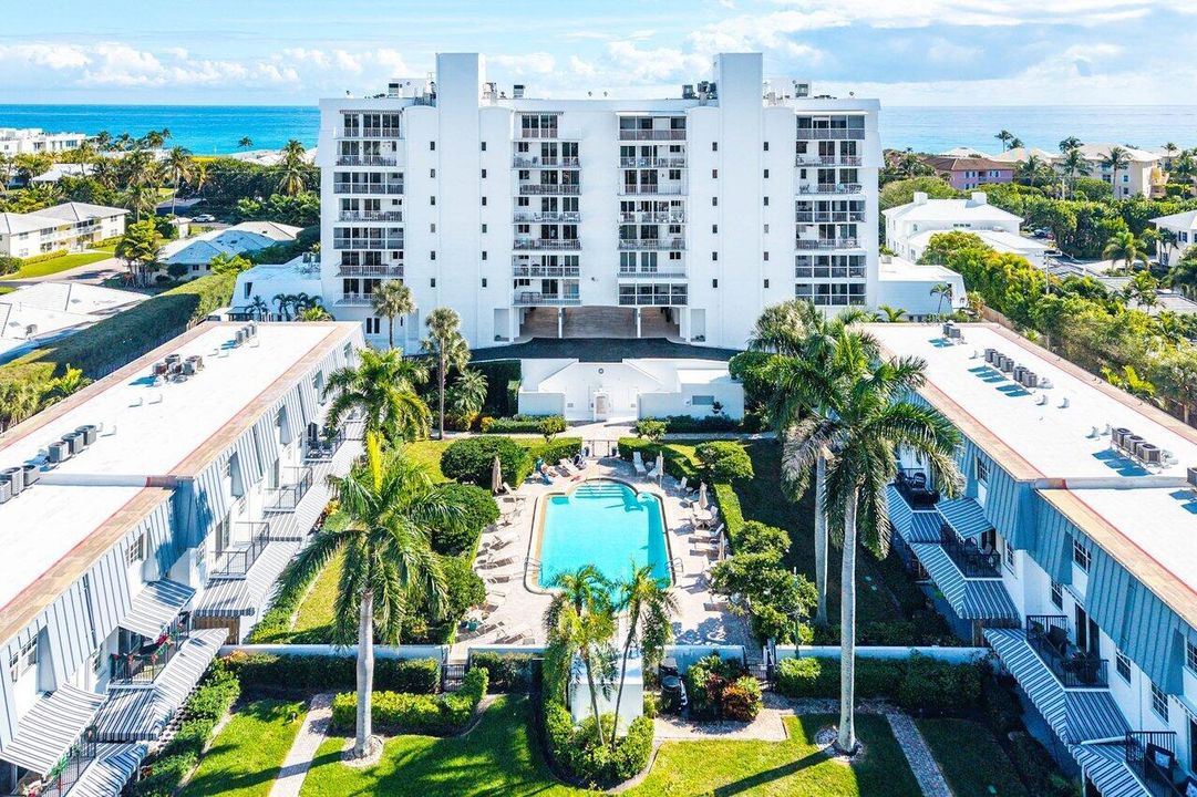 Active With Contract: $1,395,000 (2 beds, 3 baths, 2744 Square Feet)