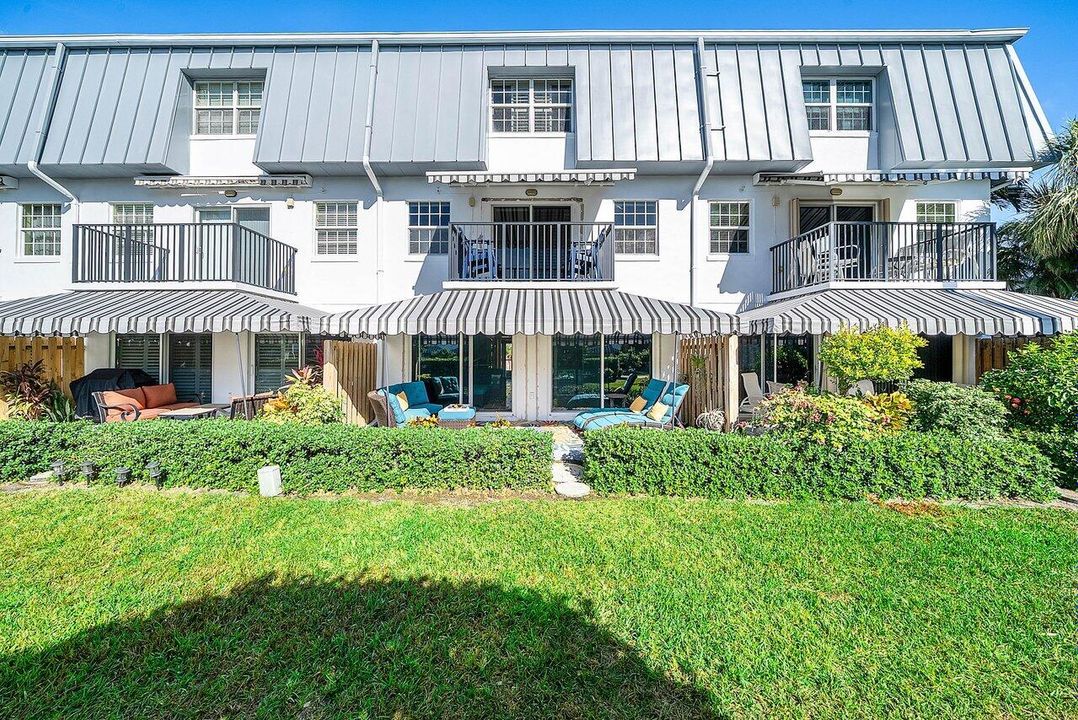 Active With Contract: $1,395,000 (2 beds, 3 baths, 2744 Square Feet)