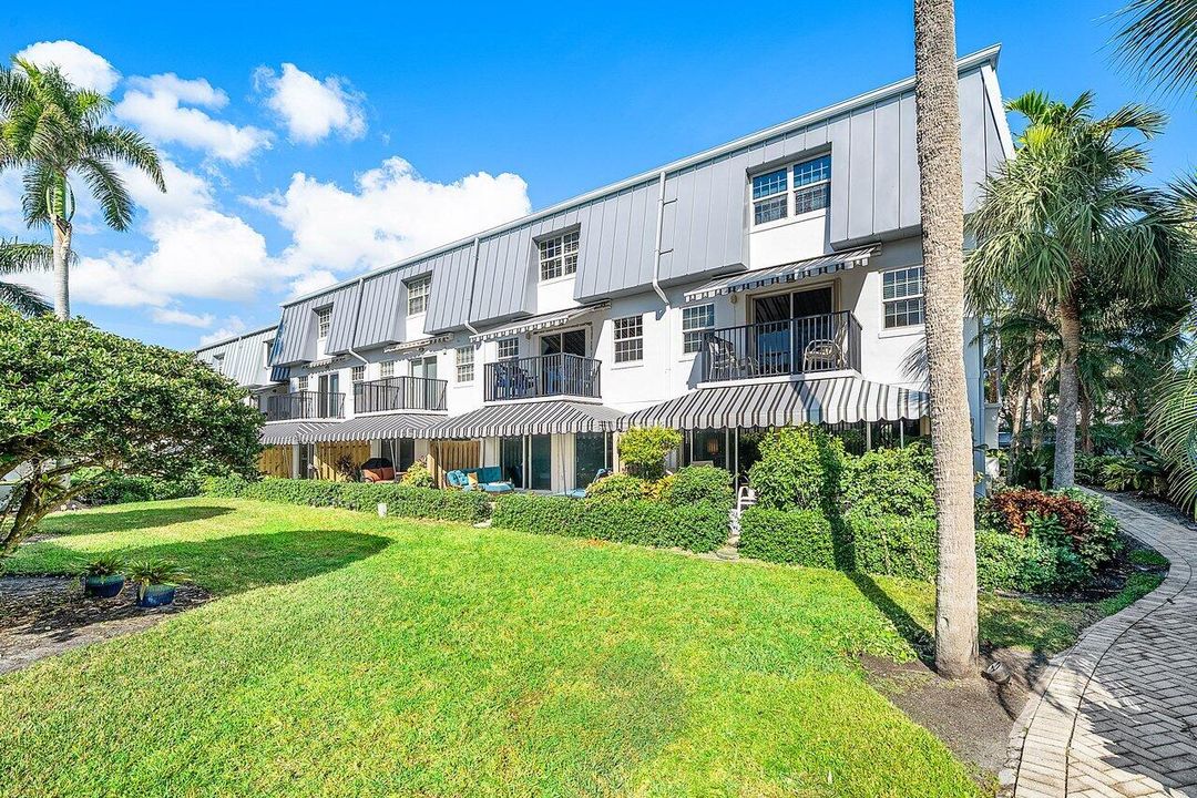 Active With Contract: $1,395,000 (2 beds, 3 baths, 2744 Square Feet)