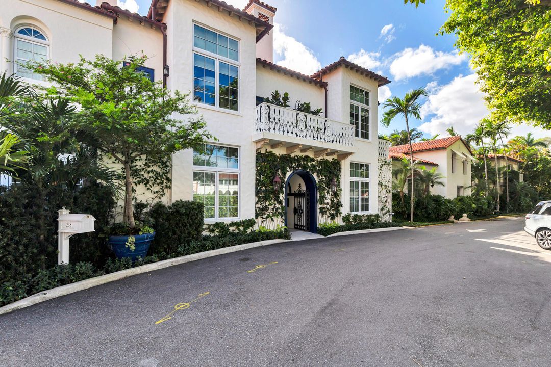 For Sale: $5,495,000 (2 beds, 2 baths, 1241 Square Feet)