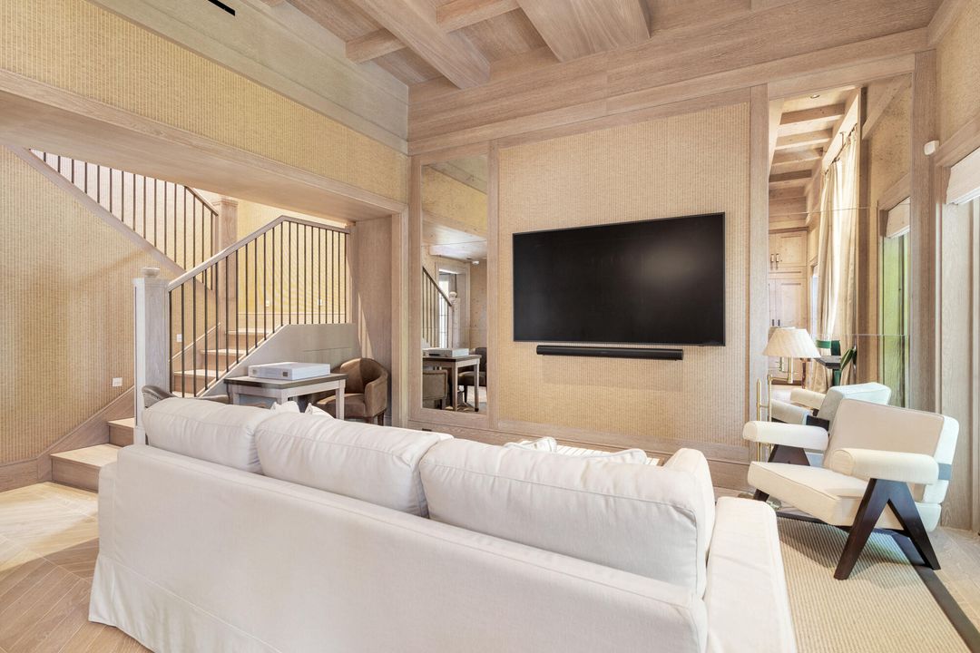 For Sale: $5,495,000 (2 beds, 2 baths, 1241 Square Feet)