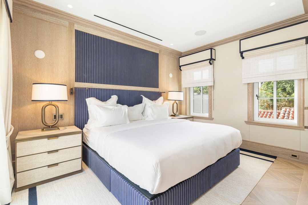 For Sale: $5,495,000 (2 beds, 2 baths, 1241 Square Feet)