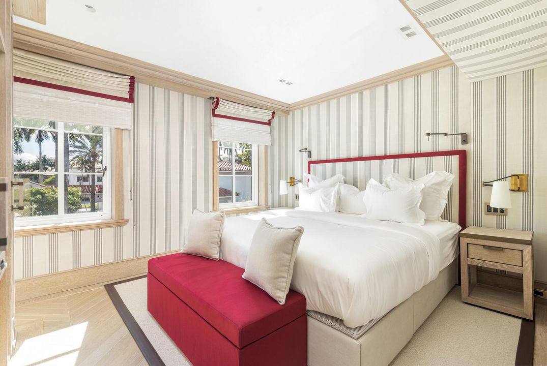 For Sale: $5,495,000 (2 beds, 2 baths, 1241 Square Feet)