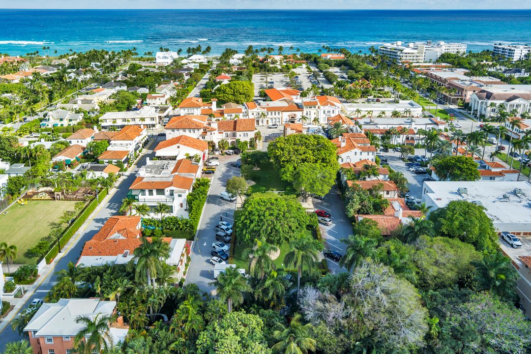 For Sale: $5,495,000 (2 beds, 2 baths, 1241 Square Feet)