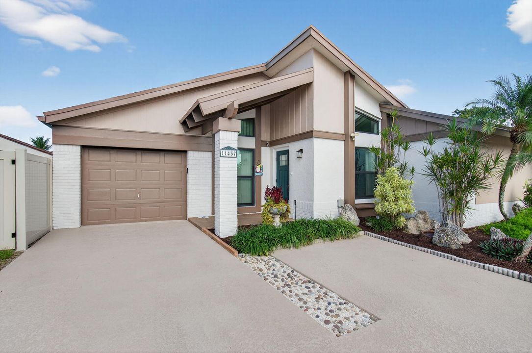 For Sale: $649,900 (3 beds, 2 baths, 1592 Square Feet)