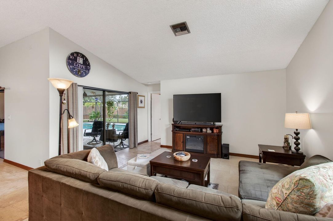 For Sale: $649,900 (3 beds, 2 baths, 1592 Square Feet)